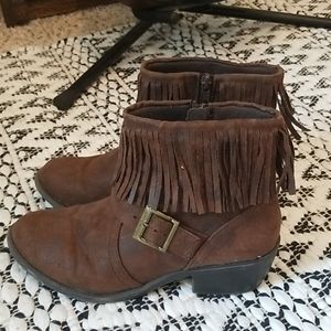 👠💕 B2G1 Buy any two womens shoe and get 1 free!